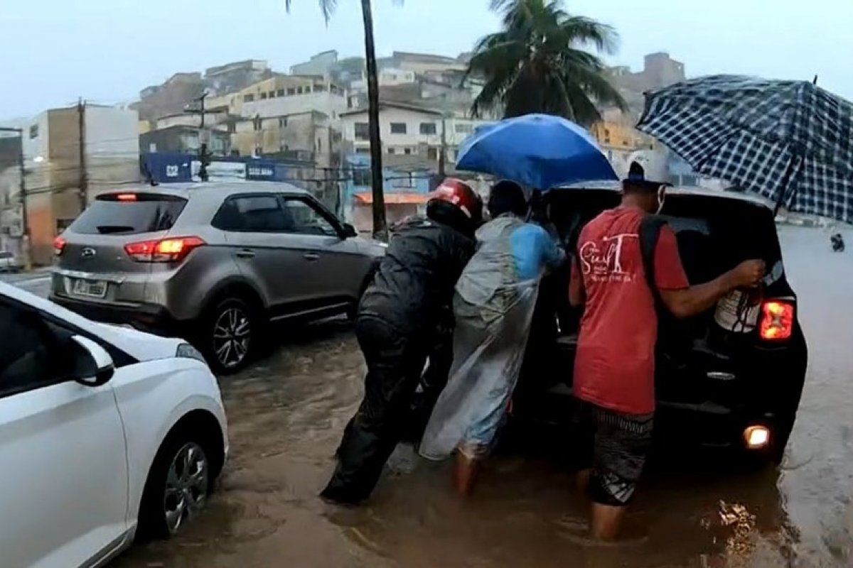 Confira áreas de risco e trânsito em Salvador, causados pela chuva intensa
