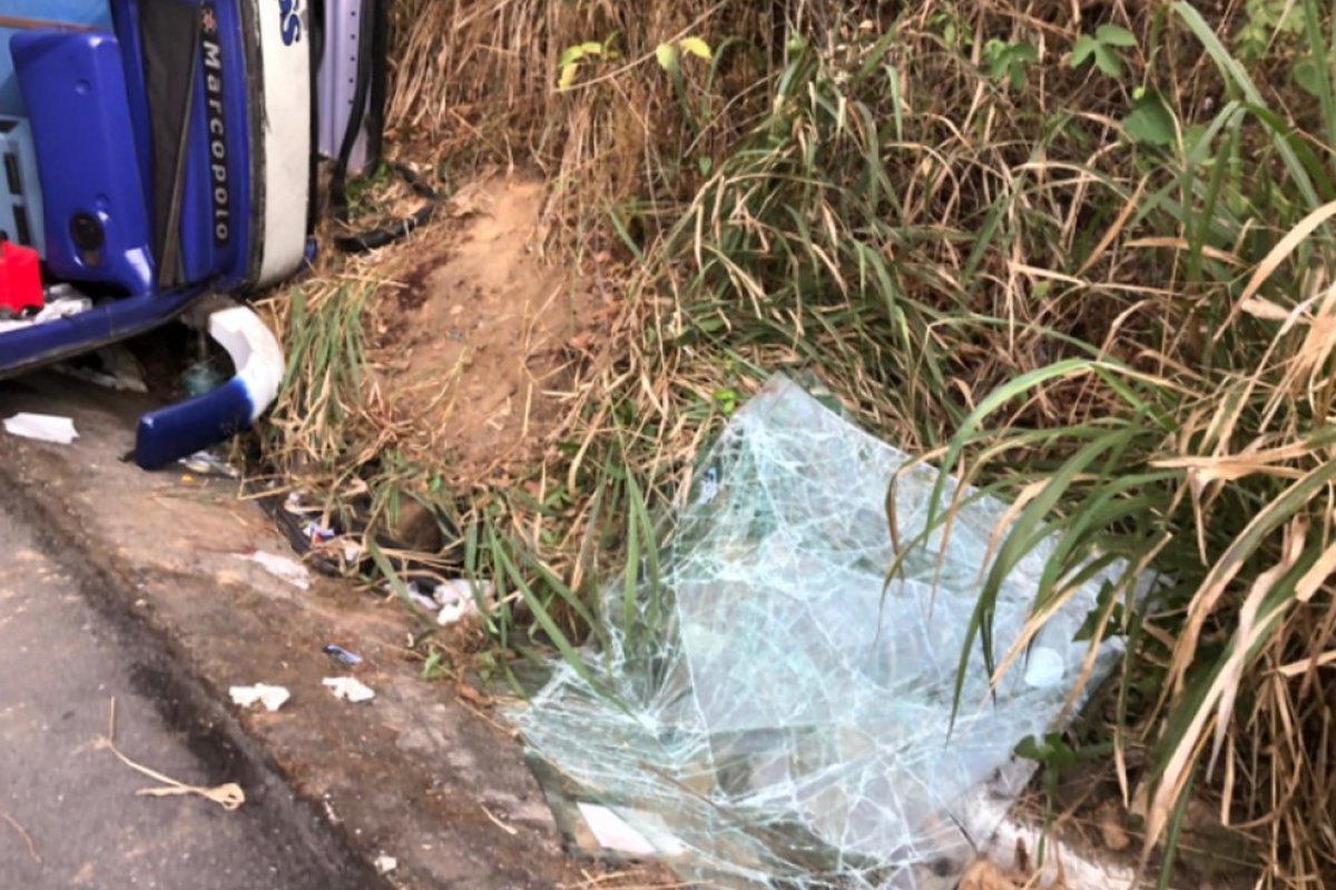 Ônibus tomba e deixa quatro mortos na serra de Tianguá, no Ceará