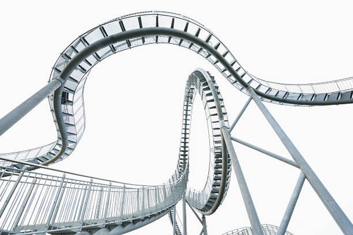 Pane elétrica deixa 35 pessoas presas em montanha russa, no Japão