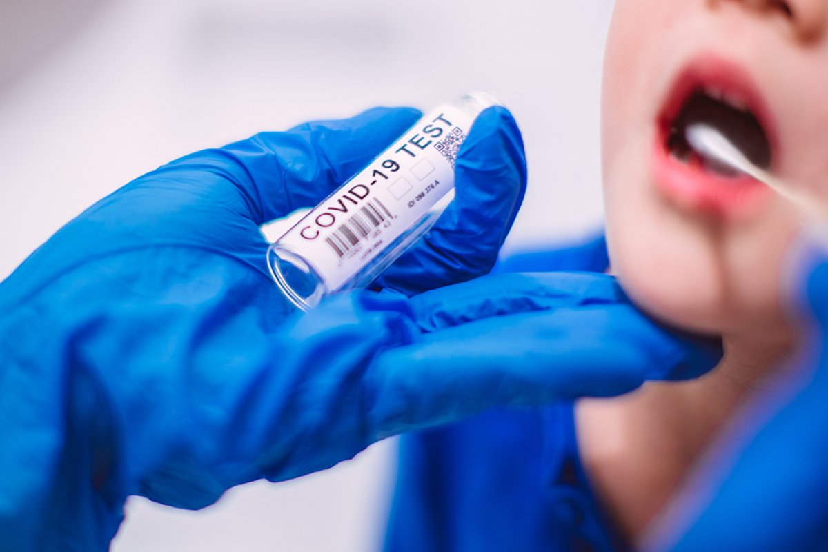 Bebês e crianças têm a mesma capacidade de transmitir a covid-19 que os adultos, diz Harvard