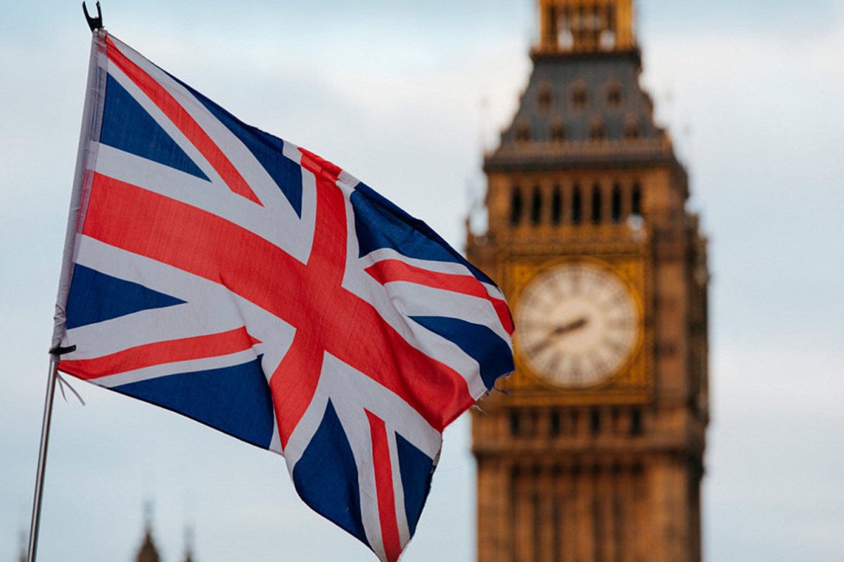 Com previsão de 100 mil novos casos por dia, Reino Unido estuda resposta à covid-19