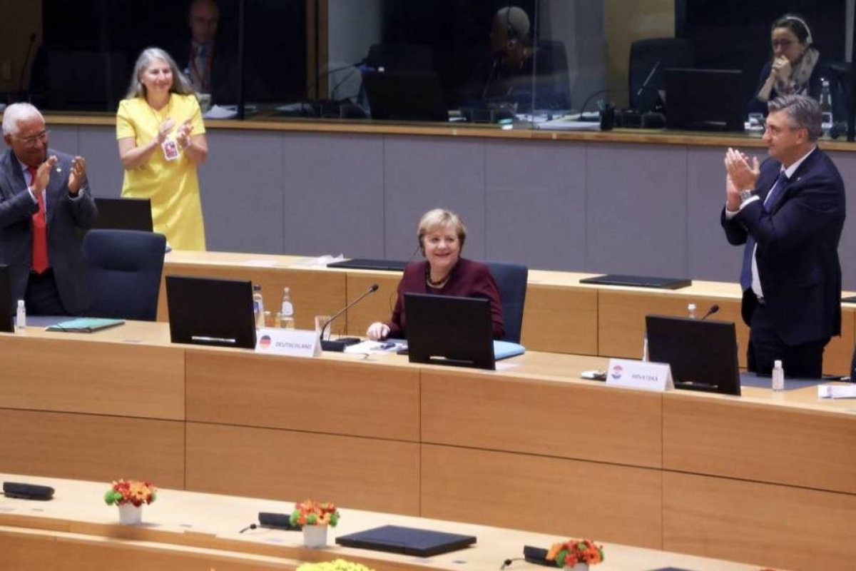 Merkel é aplaudida em última cúpula após 16 anos no poder