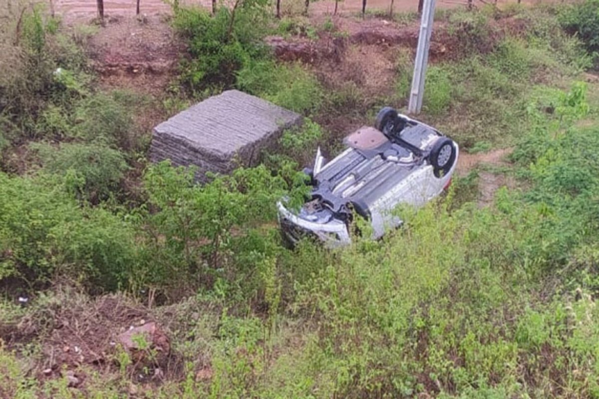 Carro capota com quatro PMs às margens de rodovia no sudoeste da Bahia