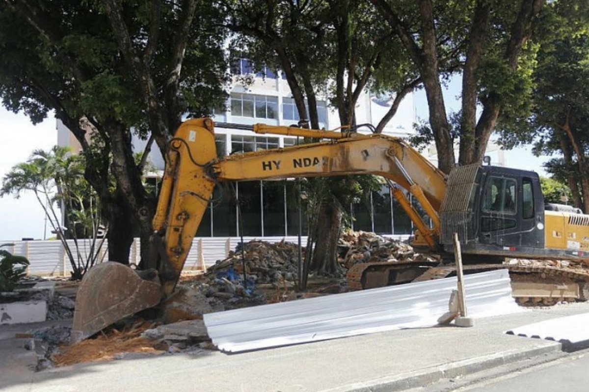 Obra de requalificação modifica trânsito na região do Comércio, em Salvador