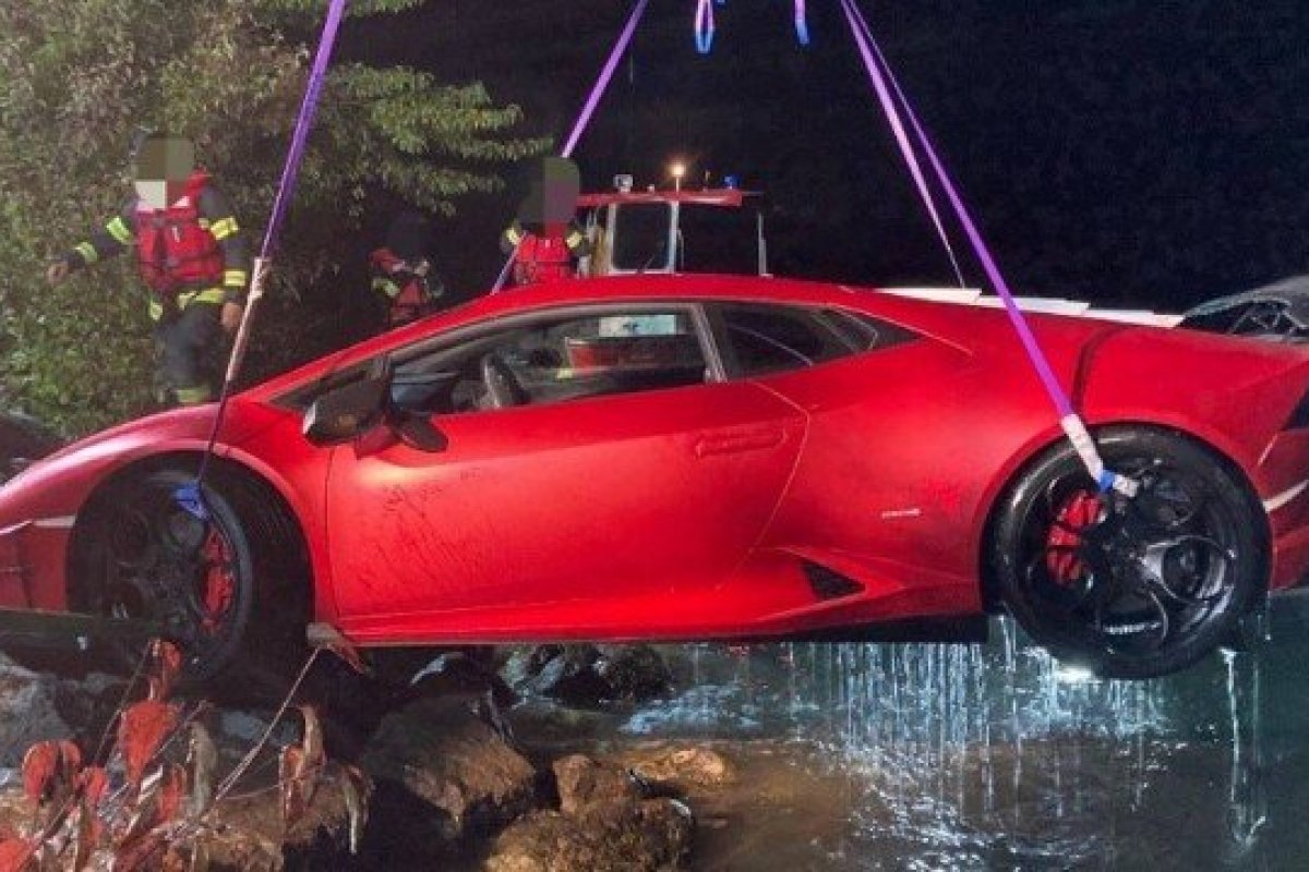 Motorista derruba Lamborghini de R$1,2 milhão em lago