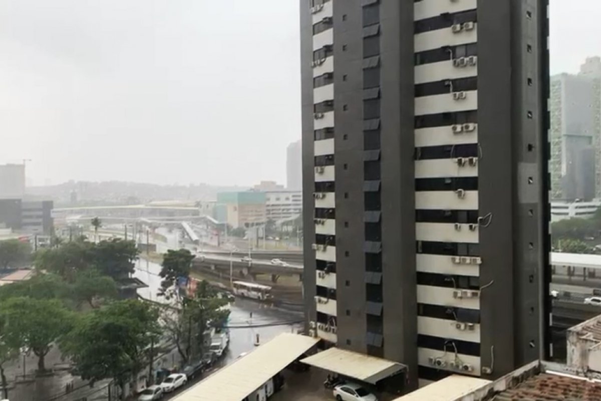 Pancadas de chuva e trovoadas estão previstas em Salvador neste sábado