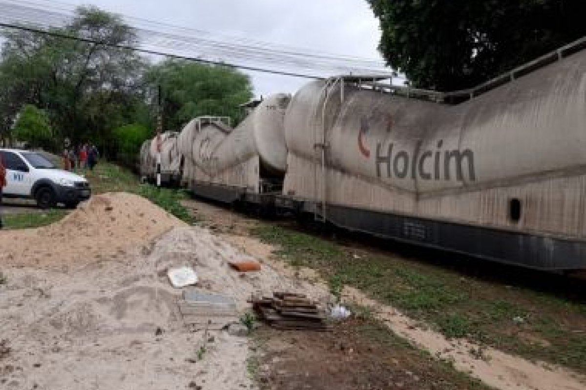 Trem descarrilha em área residencial de Brumado
