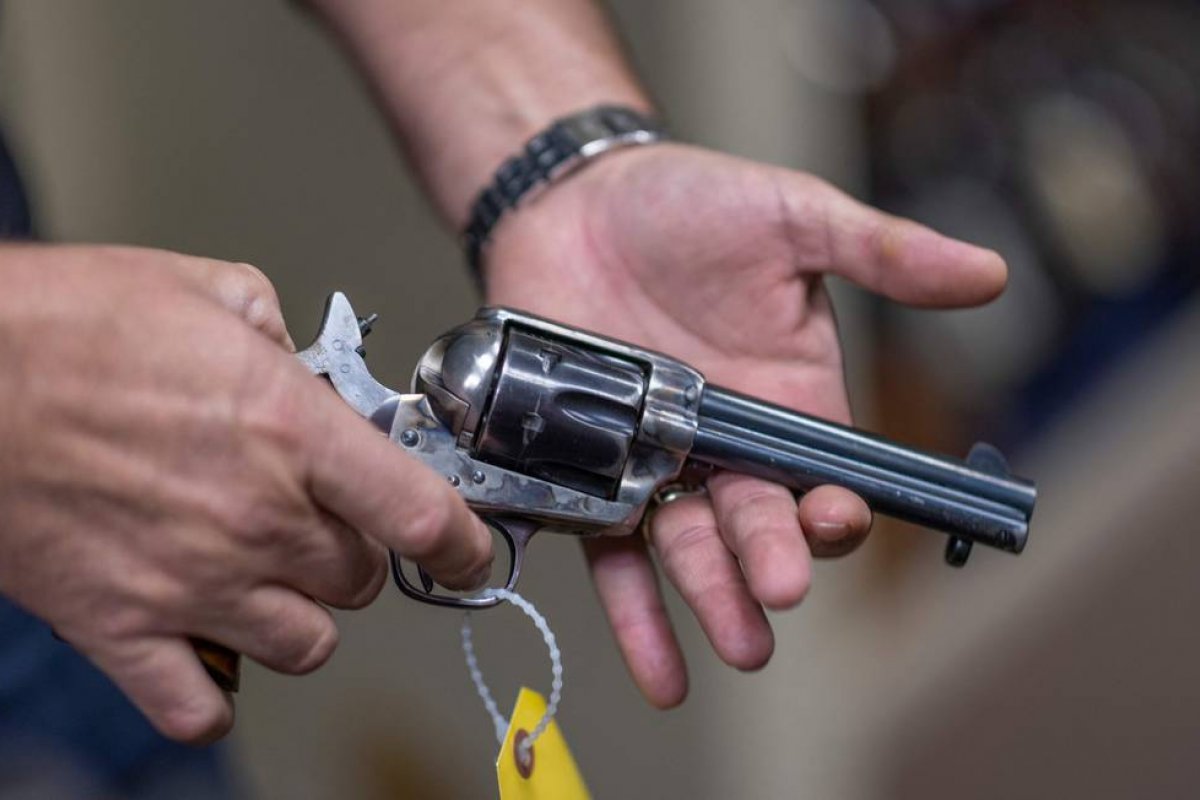 Antes de acidente fatal, outra falha com arma assustou funcionários do filme "Rust"