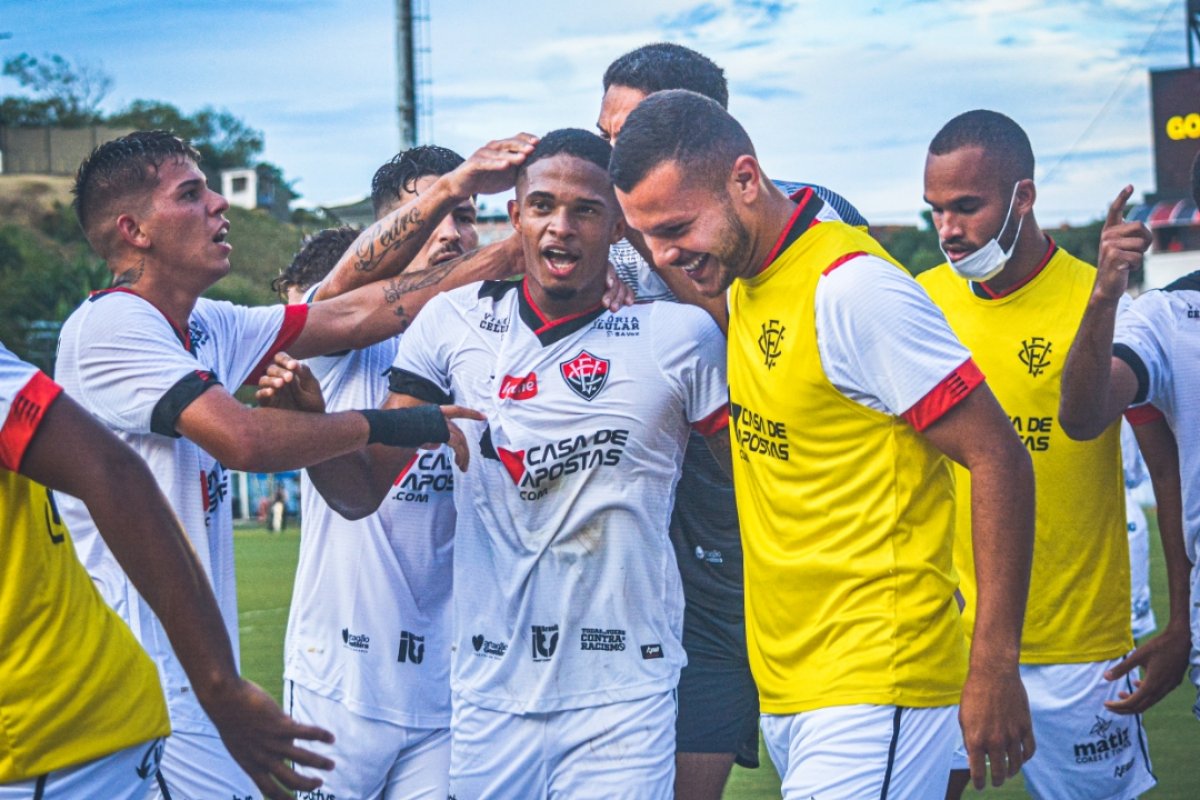 Com hat-trick de David, Vitória goleia Brasil de Pelotas e segue no sonho de deixar Z-4