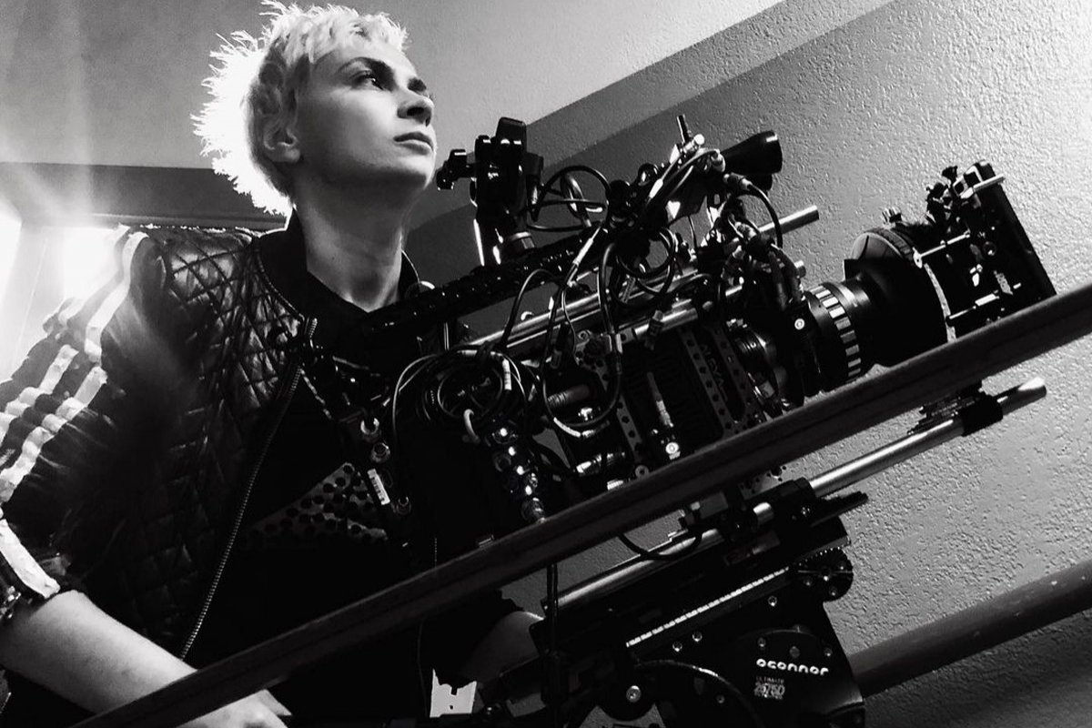 Justa homenagem! Instituição cria bolsa de estudos com nome de Halyna Hutchins para cineastas mulheres