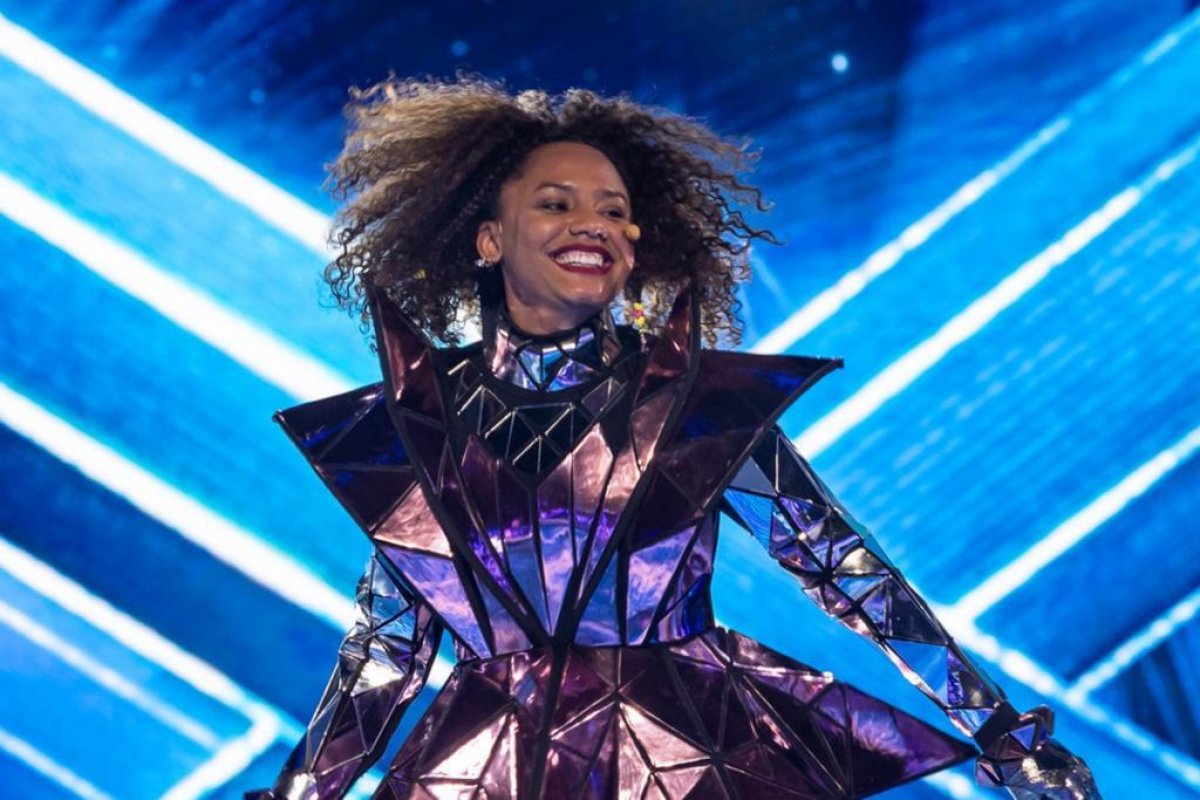 Após arrassar como cantora no reality show ‘’The Masked Singer’’, Jéssica Ellen lança música