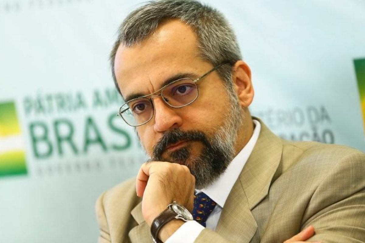 Após contingenciar mais de R$ 6 bi, governo libera verba para a Educação