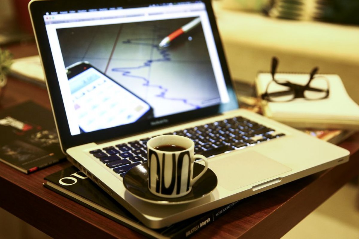 Trabalho híbrido pode piorar qualidade do sono, diz pesquisa