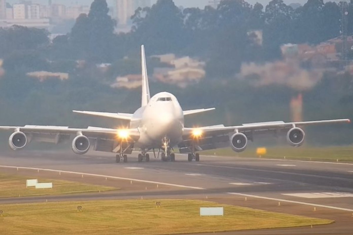 Salvador recebe o clássico avião 747-200 da Moldávia