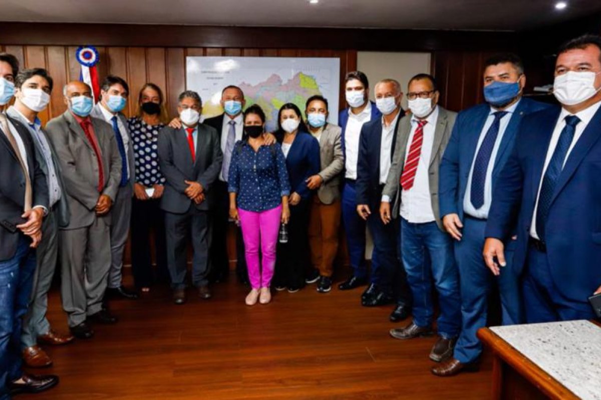 Adolfo Menezes recebe visita da bancada governista da ALBA