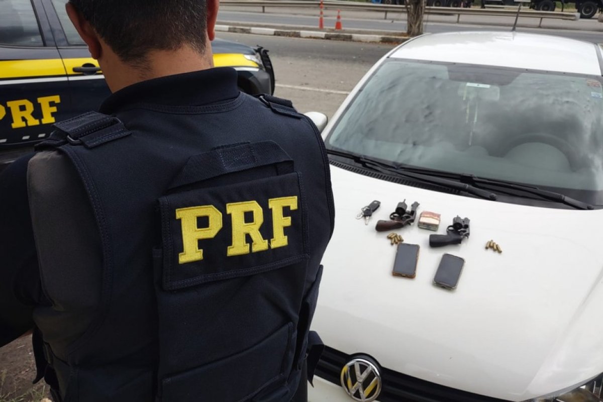 PRF prende suspeitos de roubo de carro em rodovia próximo a Feira de Santana