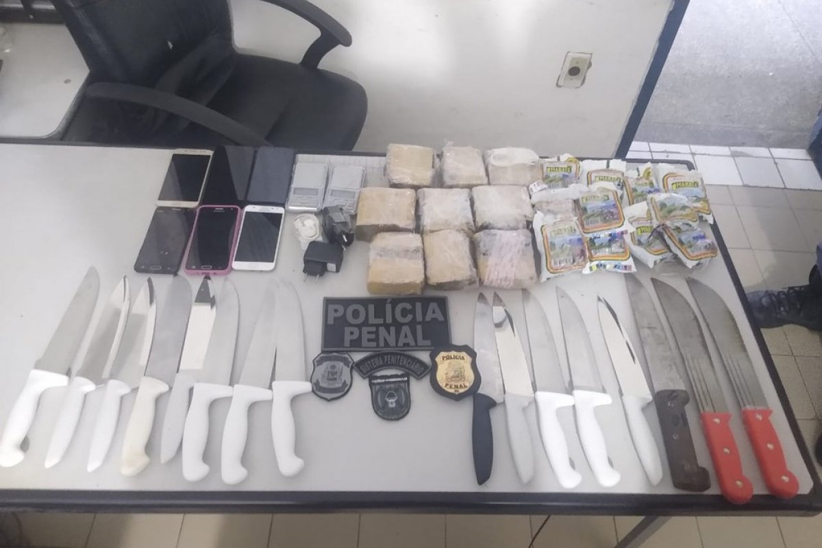 Polícia apreende facas, drogas e celulares arremessados pelo muro para presídio em Salvador