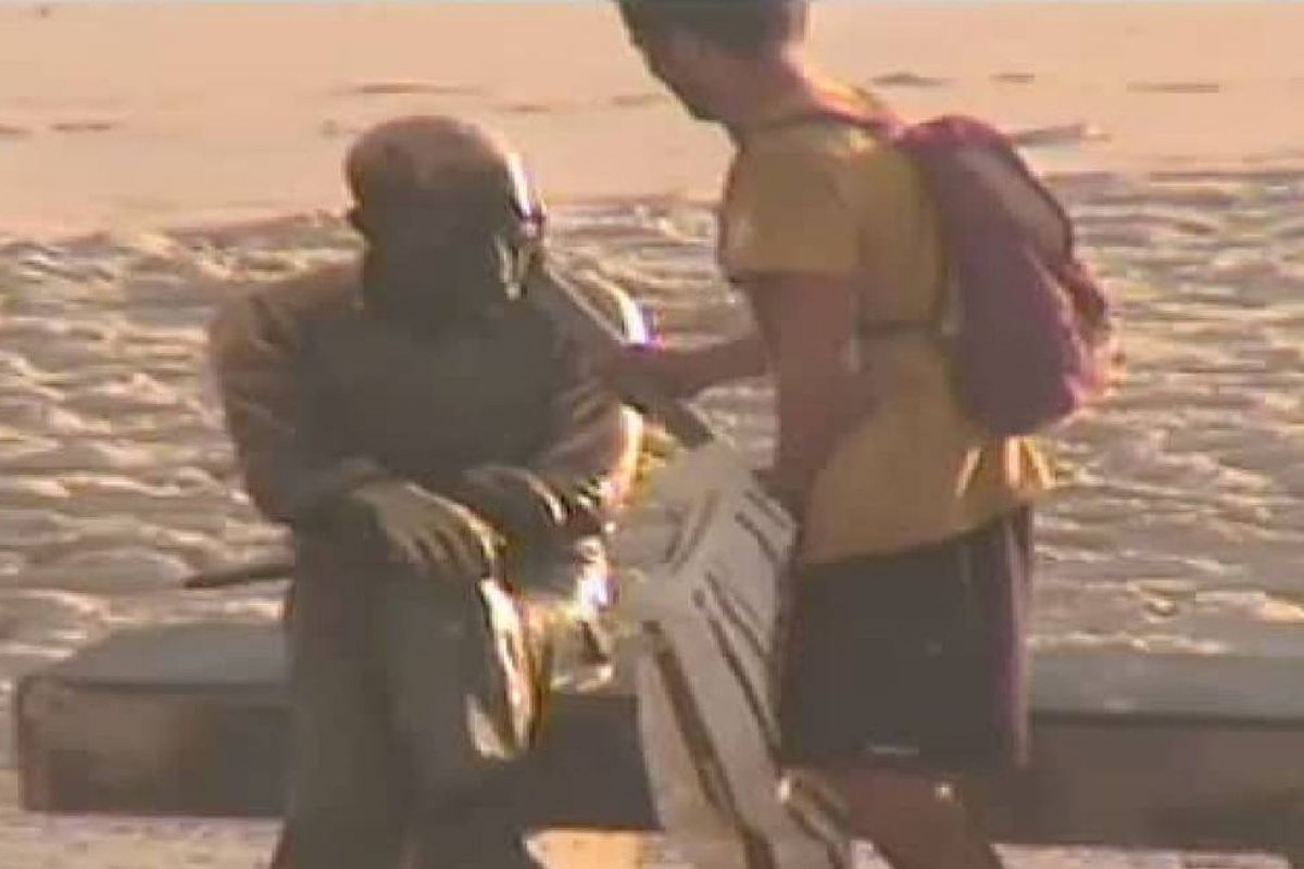 Óculos da estátua do escritor Carlos Drummond de Andrade é roubado pela 12ª vez