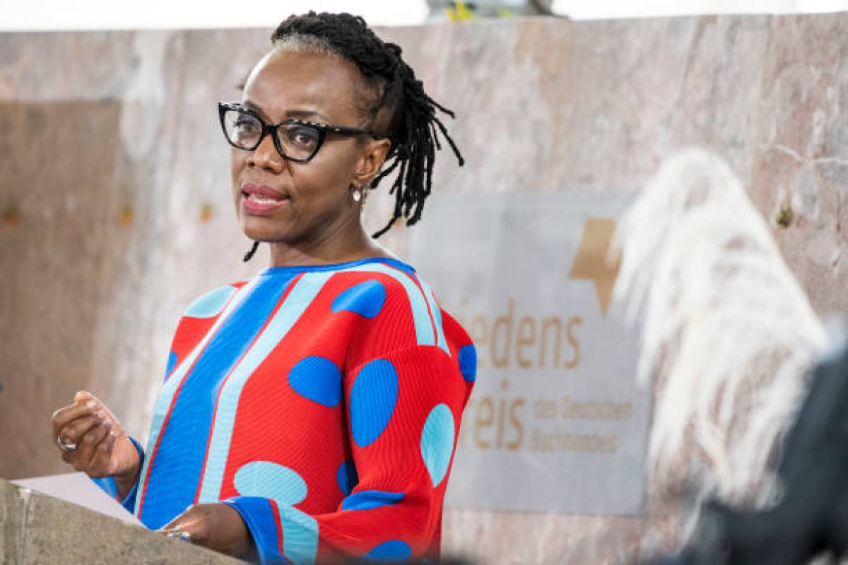 Escritora do Zimbábue recebe Prêmio da Paz na Feira do Livro de Frankfurt