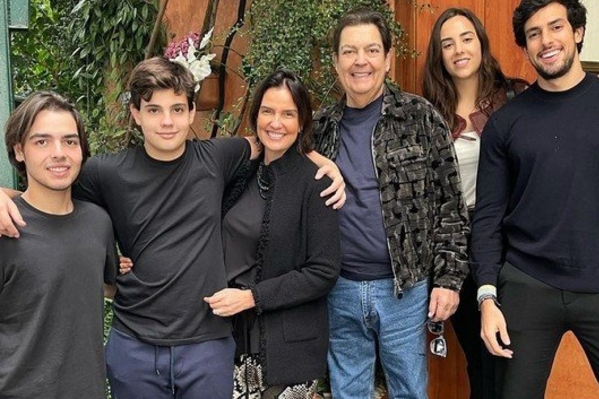 Faustão aparece em clique raríssimo com a mulher, os 3 filhos e o genro