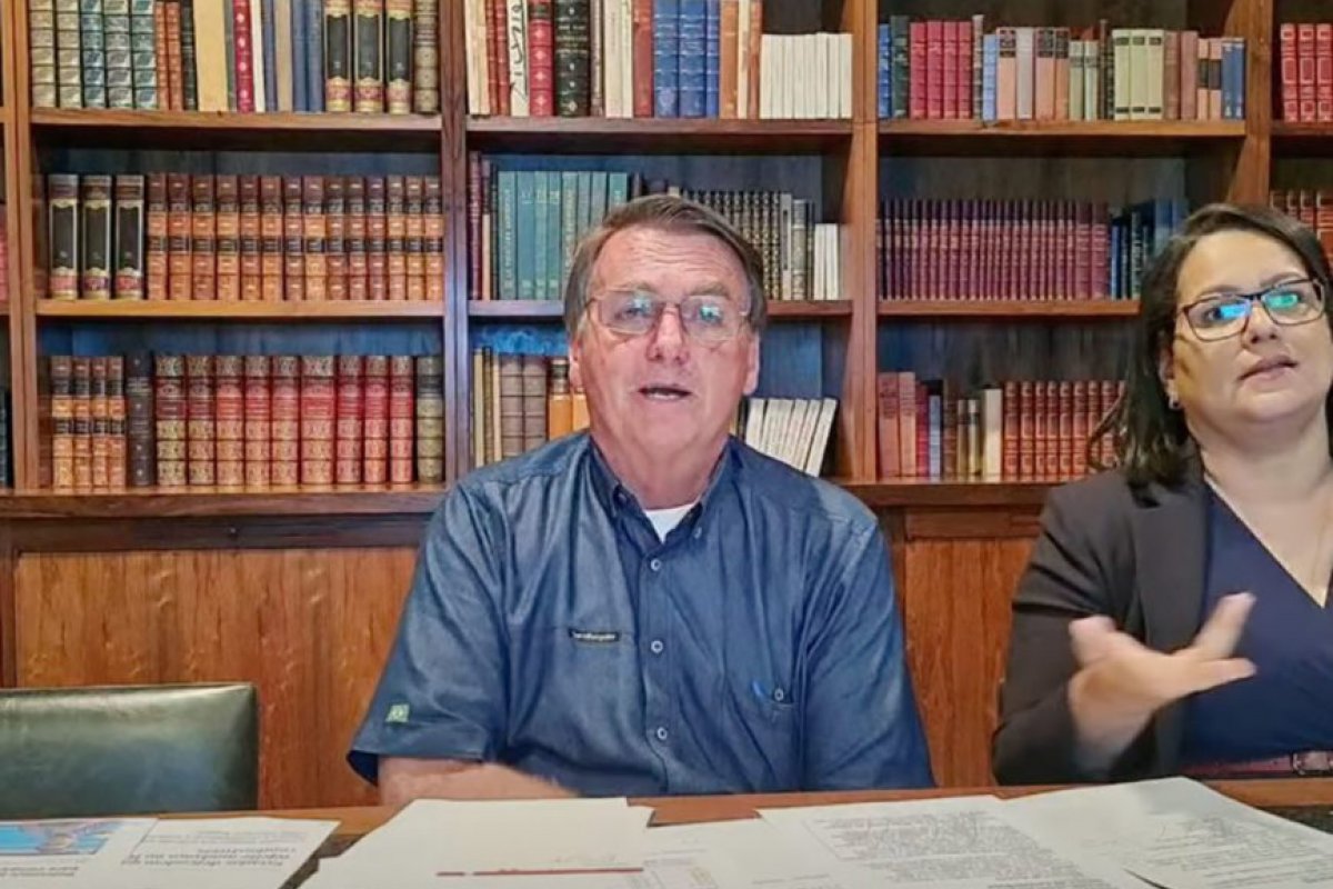 Facebook exclui live em que Bolsonaro associa Aids à vacina contra Covid-19