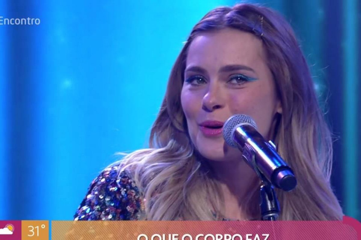 Carolina Dieckmann canta no Encontro e recebe críticas na web