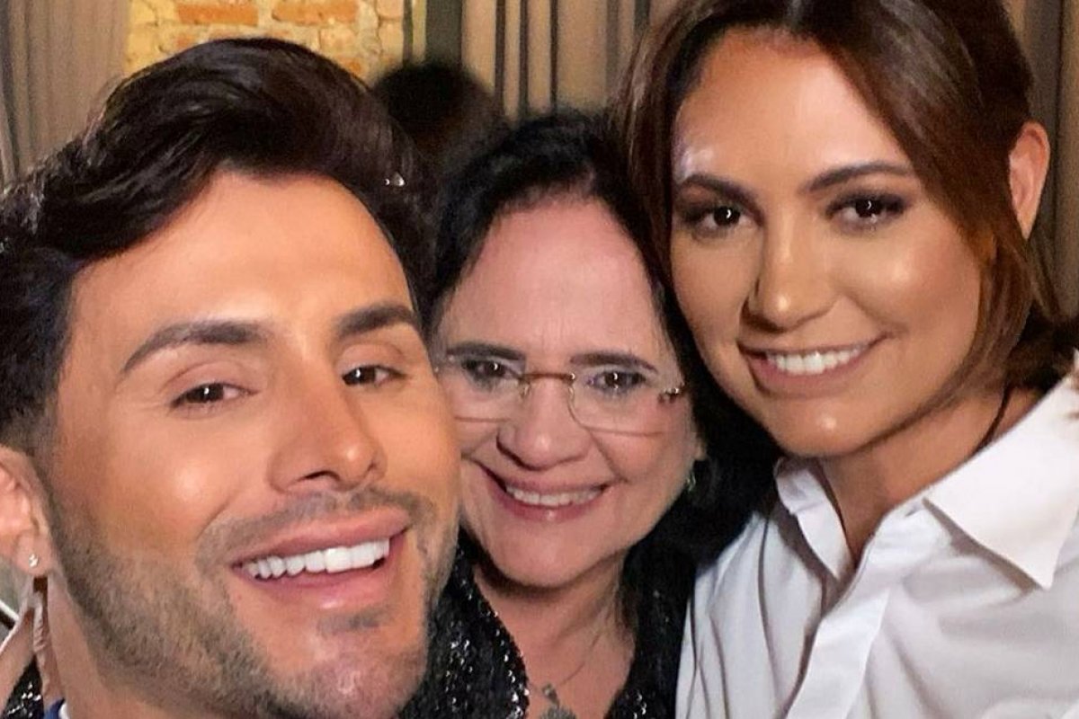 Ministra Damares 'dá carona' a sete parentes de Michelle Bolsonaro em voo da FAB para São Paulo