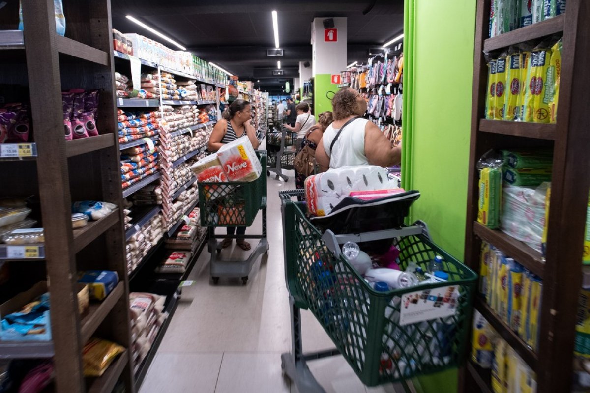 Mais pobres sentem a inflação nos alimentos e ricos nos combustíveis, aponta pesquisa