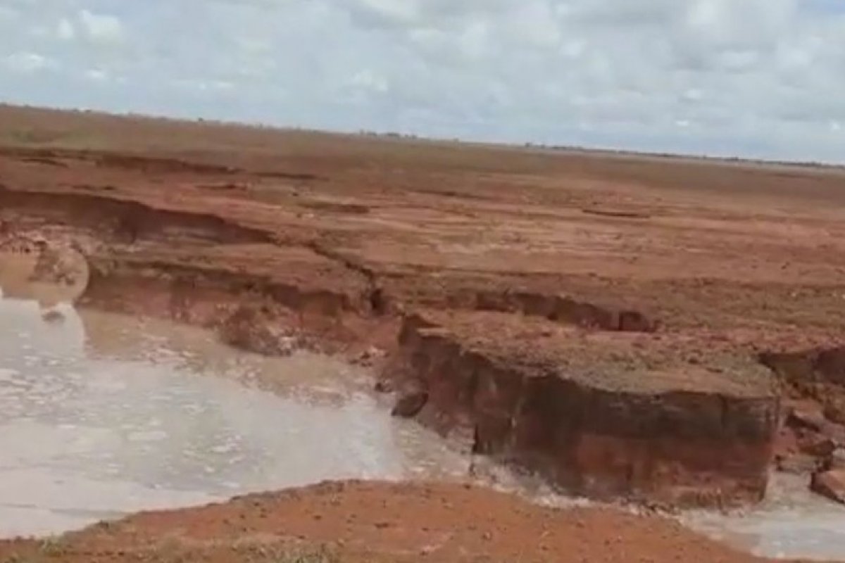 Caminhão carregado de adubo parte ao meio após cair em cratera em rodovia no oeste da BA
