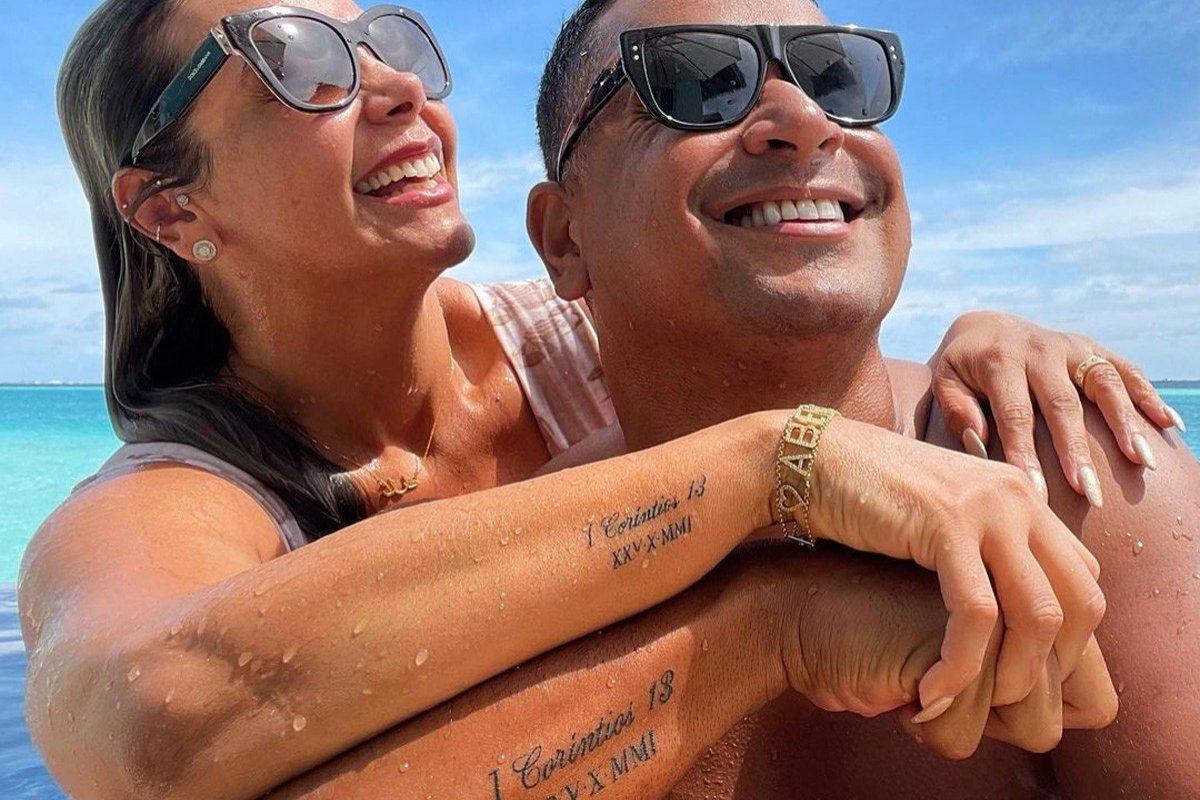 Casal que amamos! Para celebrar 20 anos de casados, Carla Perez e Xanddy fazem tatuagens iguais