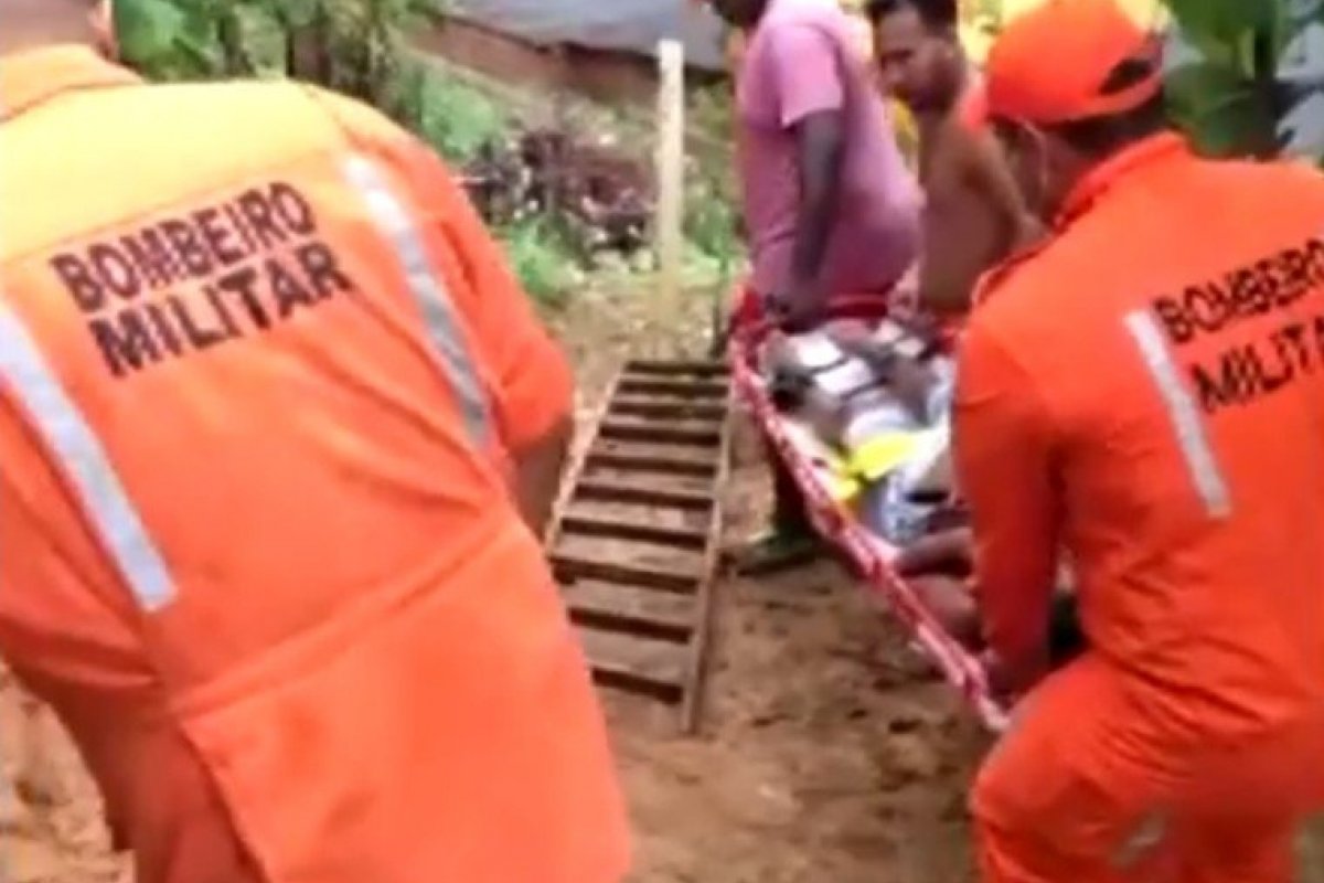 Corpo de Bombeiros resgatam mulher que deu à luz dentro de imóvel em morro no sul na Bahia