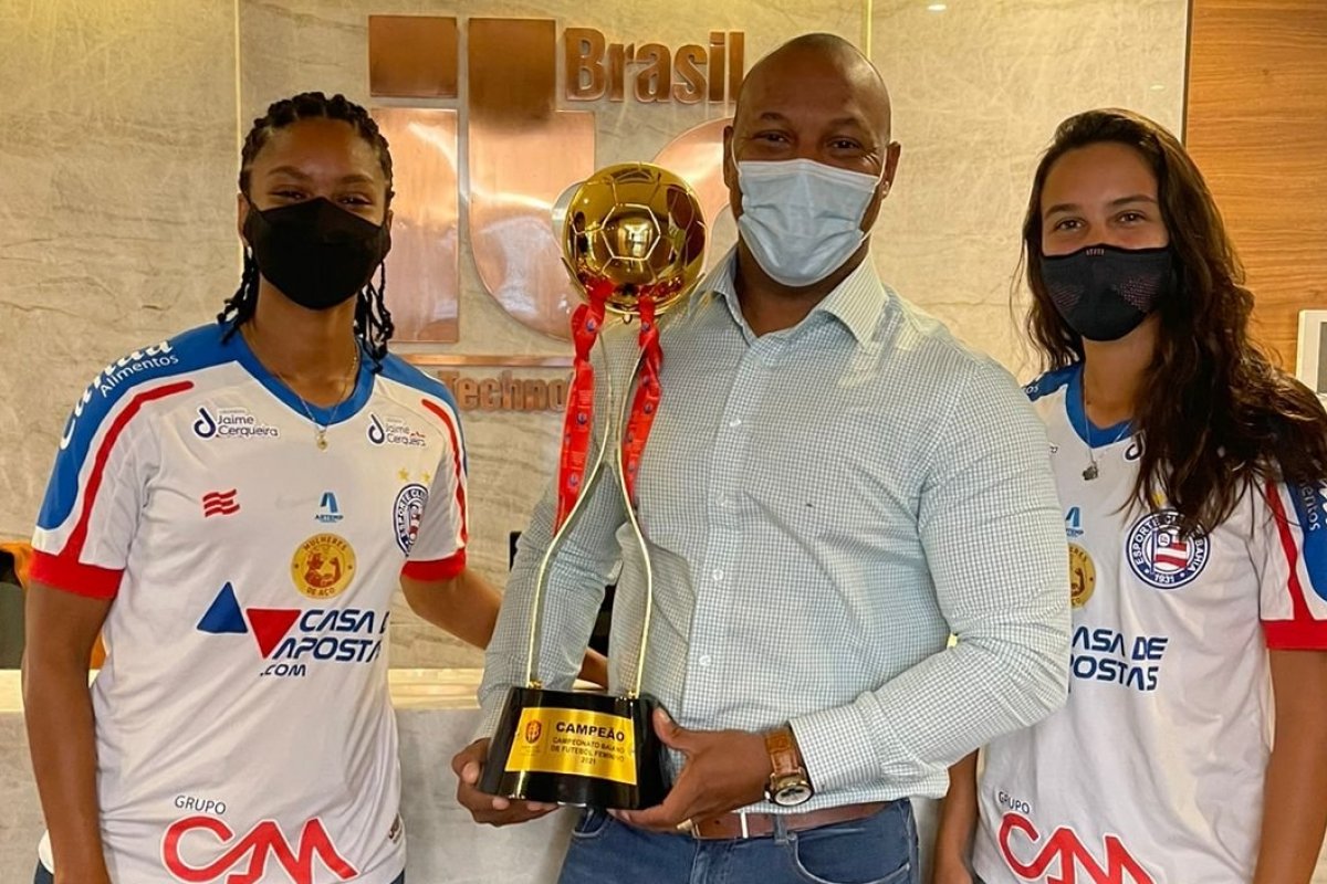 Jogadoras do Bahia visitam ITS Brasil com troféu