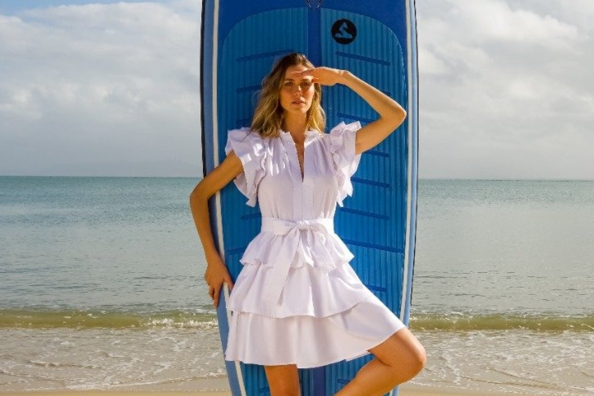 Com shooting estrelado por Renata Kuerten, Lalibela apresenta coleção de Alto-Verão 22 inspirada na Grécia