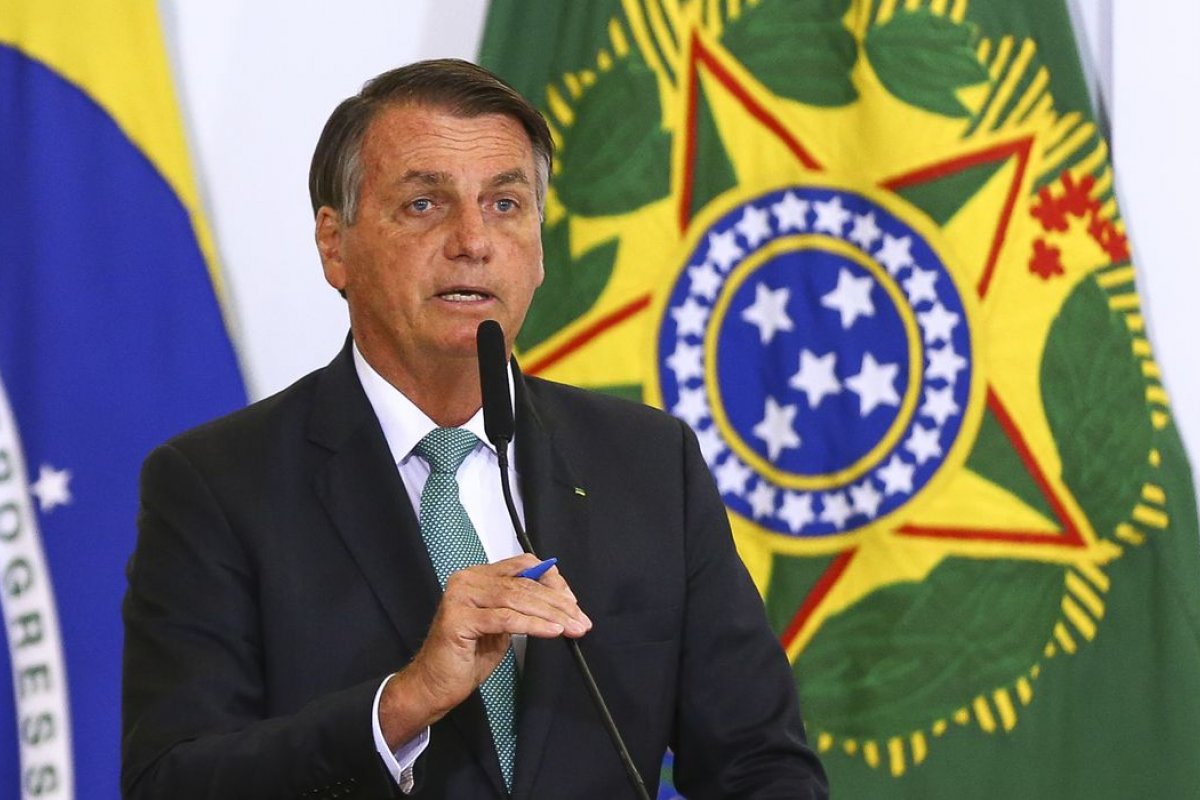Canal de Bolsonaro no YouTube é suspenso após live com informações falsas relacionando vacinas e Aids