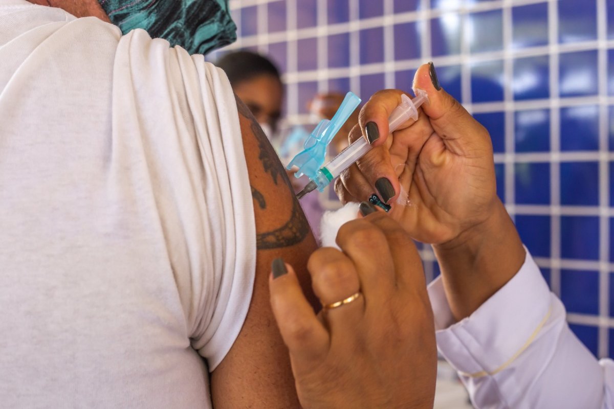 Lauro de Freitas realiza vacinação de jovens de 12 a 17 anos nesta terça-feira (26)