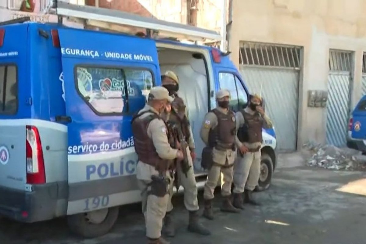 PM instala base móvel no bairro de Periperi após tiroteio, em Salvador