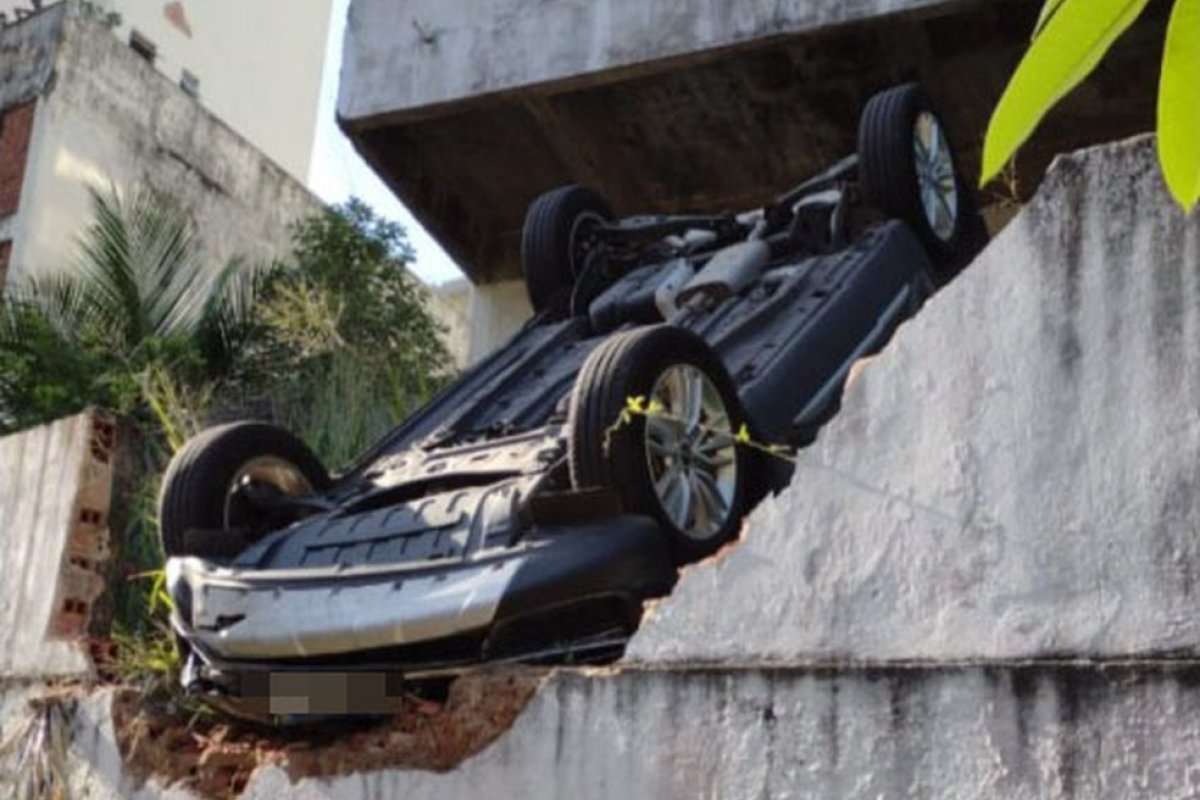 Carro cai de prédio no bairro de Brotas, em Salvador