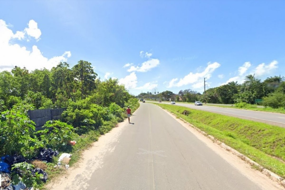 Corpo de idoso é encontrado com marcas de tiro na estrada de Itacimirim, em Camaçari