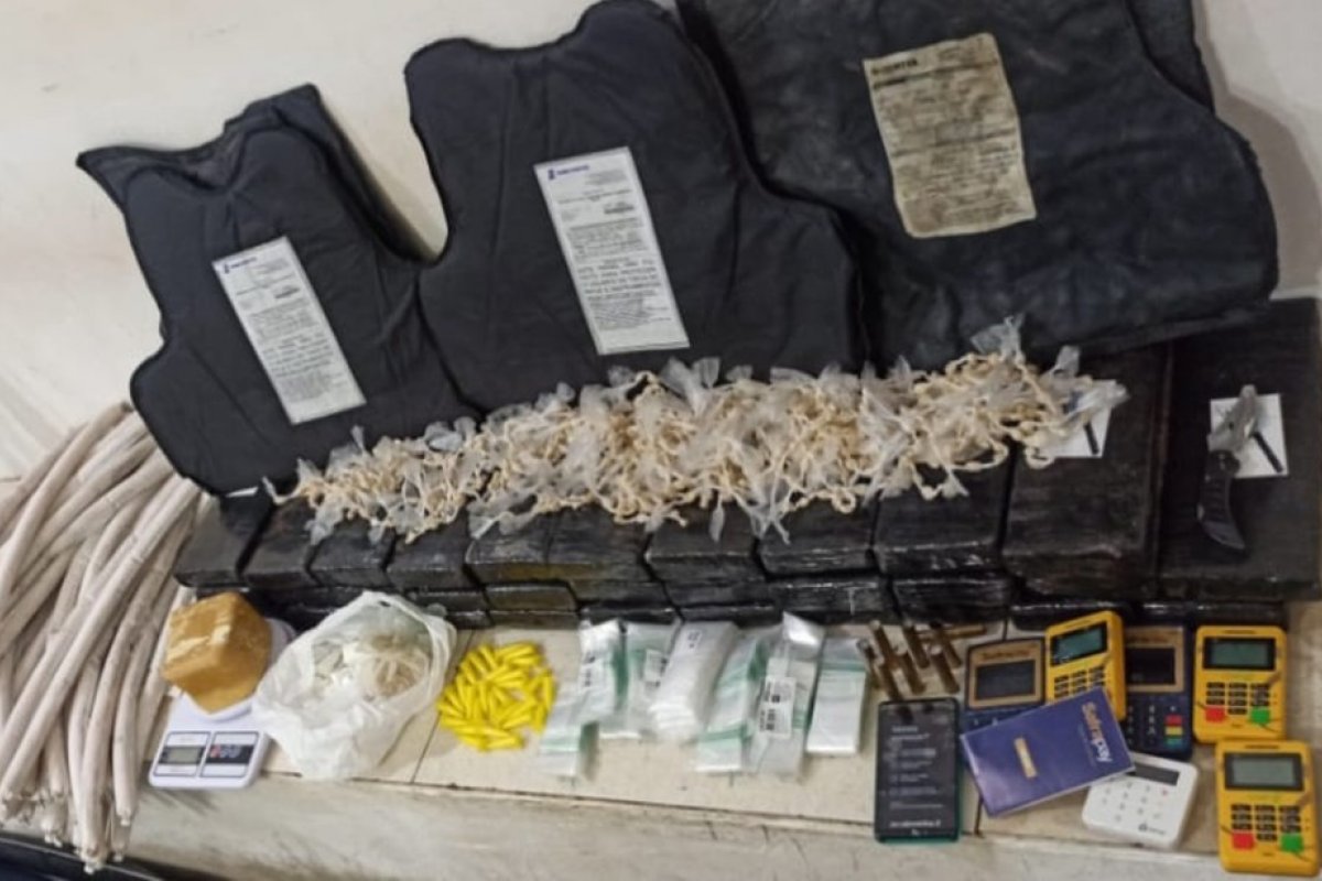 Homens são presos com drogas e 'bananas' de dinamite em Vitória da Conquista