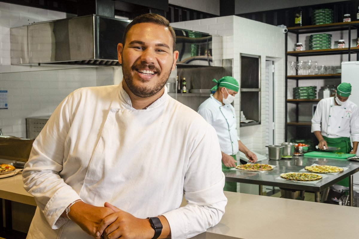 Chef Cadu Moura assina sabores exclusivos de pizza em Salvador