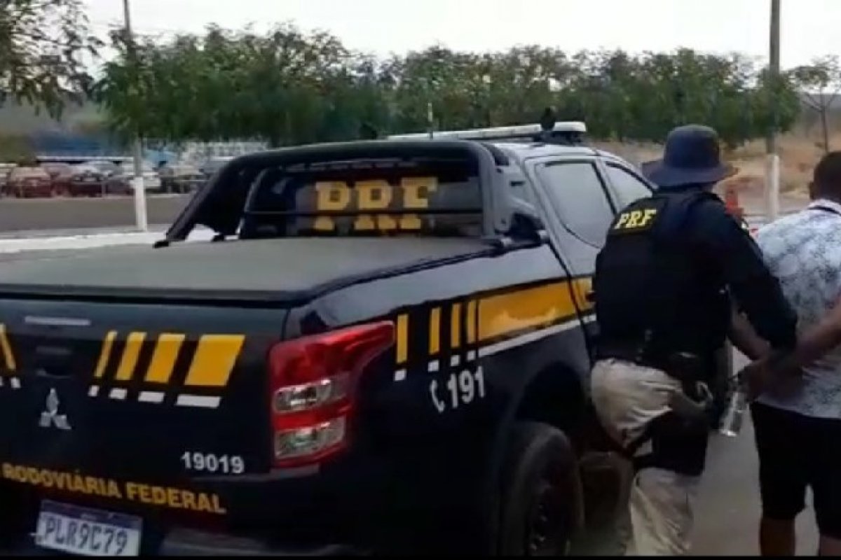 Motorista embriagado provoca acidente e acaba preso na BR-242