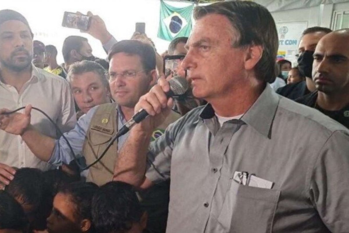 Em Roraima, Bolsonaro visita a refugiados da Venezuela e critica PT