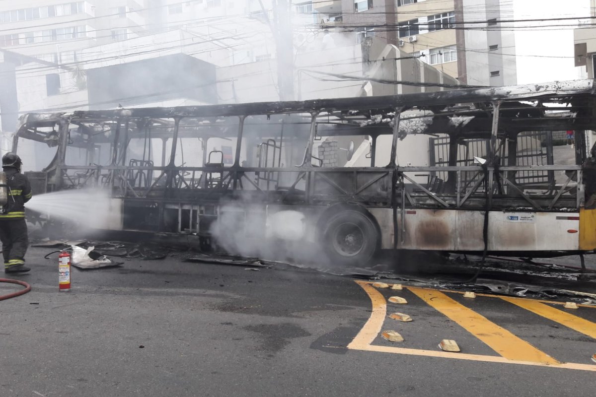 Vídeo: ônibus pega fogo na Avenida Princesa Isabel, em Salvador