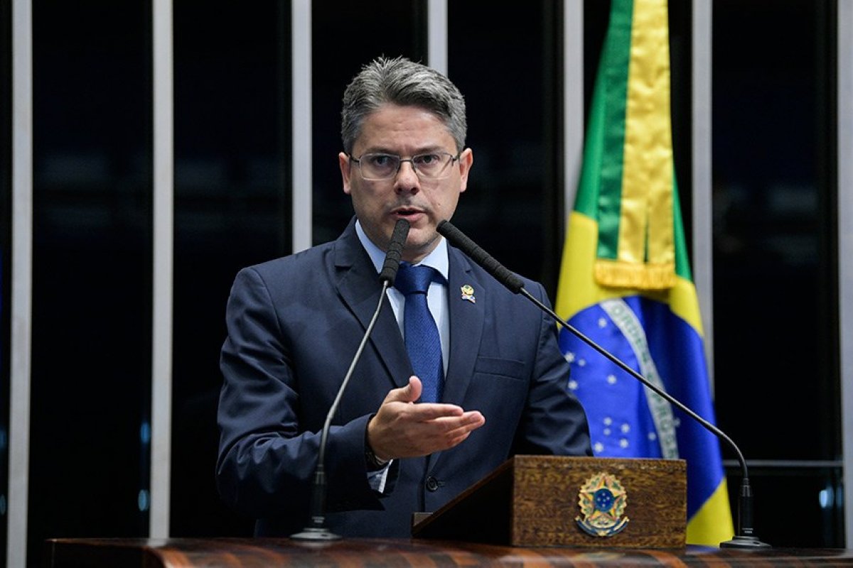 Alessandro Vieira lembra de Major Olimpio ao lamentar mortes por Covid: 'foi um guerreiro'