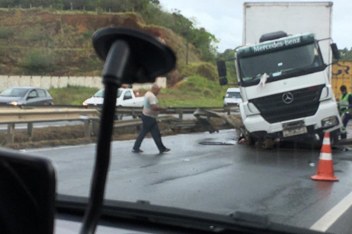 Motorista de caminhão perde controle da direção e atravessa pista na Via Parafuso