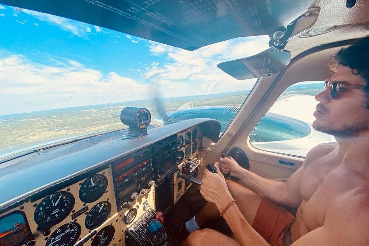 Ator José Loreto "pilota" avião rumo ao Pantanal