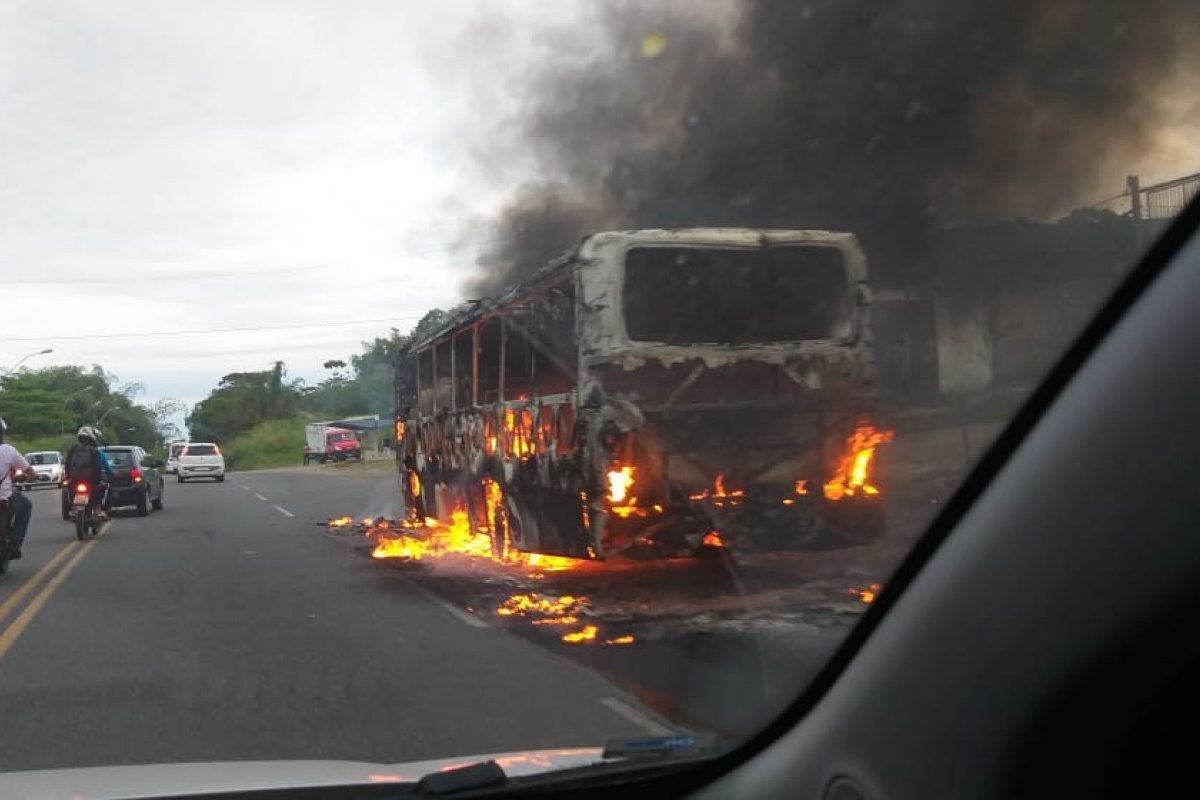 Ônibus do transporte coletivo de Salvador pega fogo na Estrada do Derba