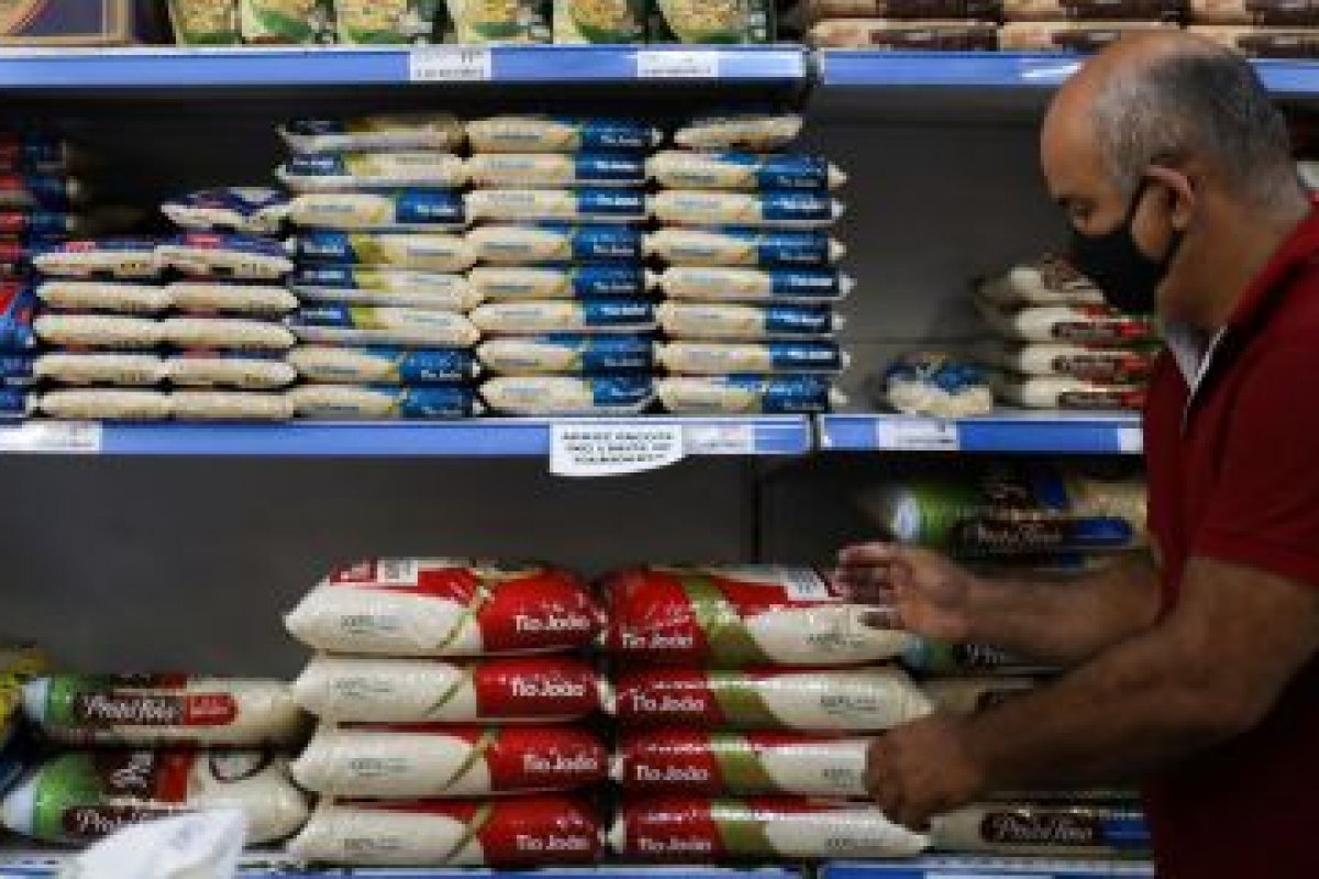 Professores de economia da PUCPR criam índice que mede impacto da inflação sobre os produtos da cesta básica