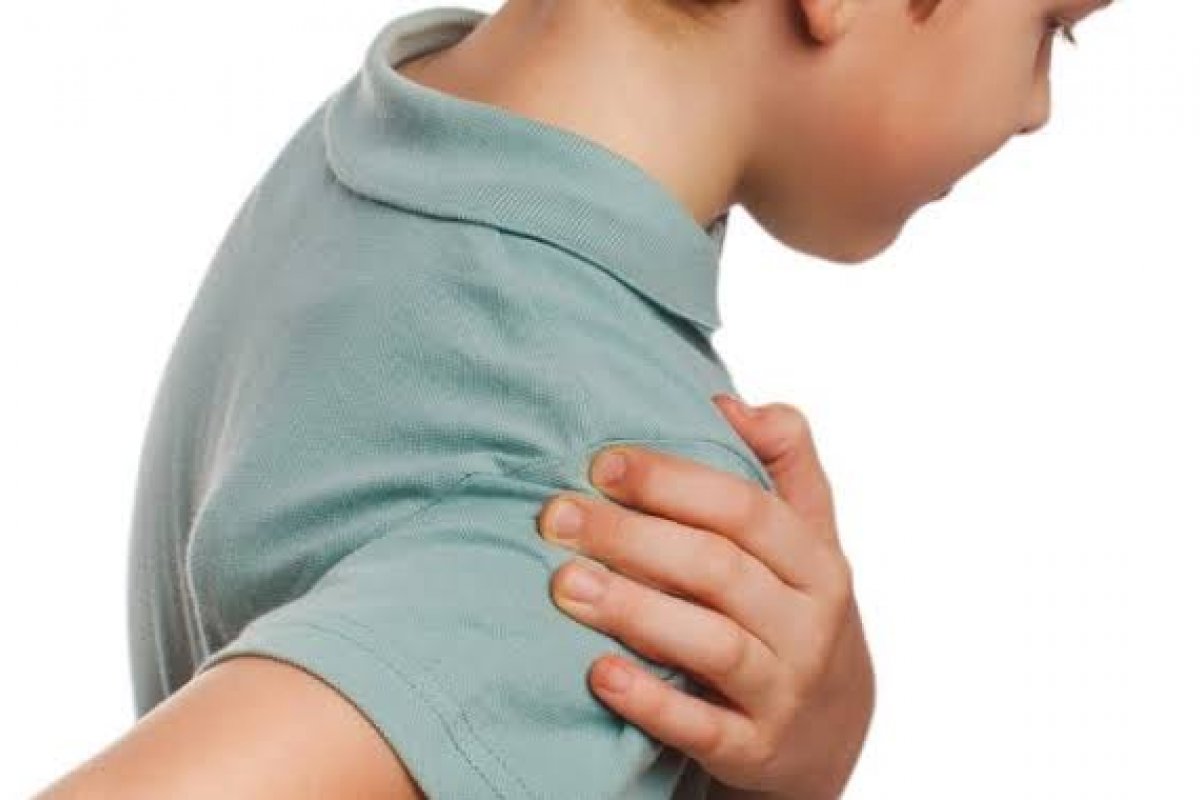 Alerta! Posturas inadequadas na infância podem levar a problemas musculoesqueléticos importantes na juventude, como desvios na coluna
