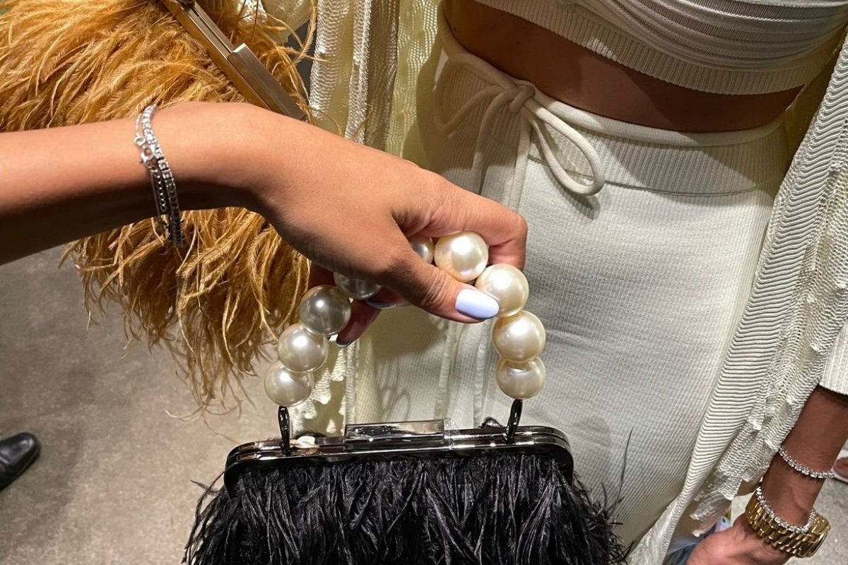 A volta das plumas é tendência de moda para primavera/verão em 2021